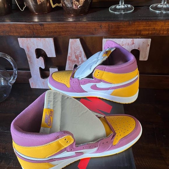 Nike Air Jordan 1 Retro High OG - Picture 5 of 10